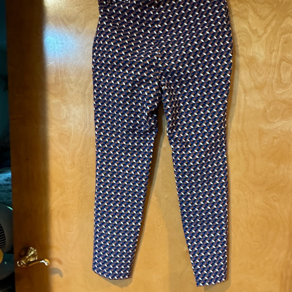 Sleek geometic patterned fitted ankle pants.